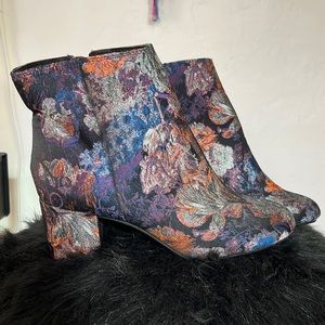 NWOT Zigi Soho Nydia Floral Ankle Boot | Size 6.5